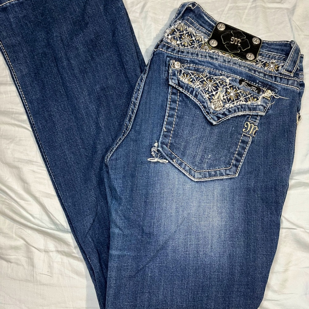 Has a little whole on the right side on the pocket on the bottom